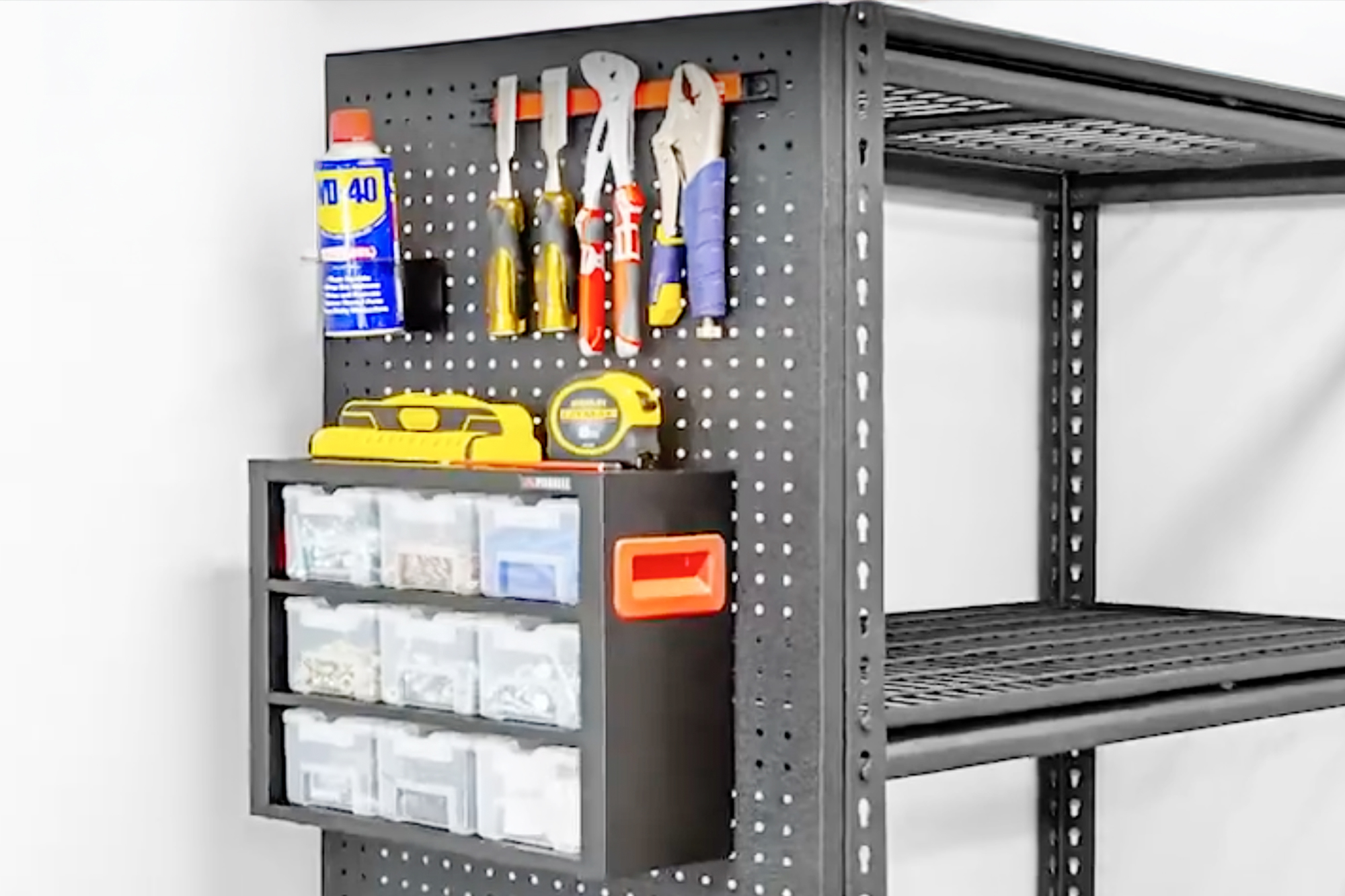 タフなスチール素材が、ガレージを機能的に彩る